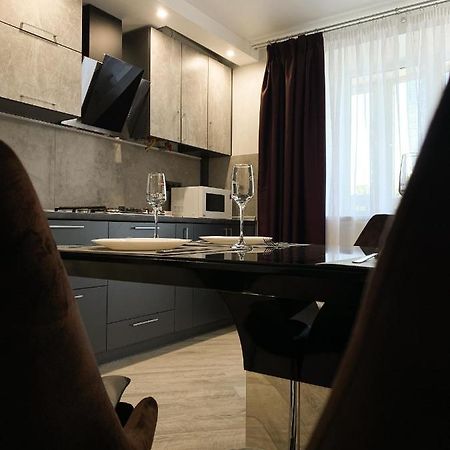 פולטבה Стильні Апартаменти В Самому Центрі Біля Корпусного Саду - Мережа Helen מראה חיצוני תמונה